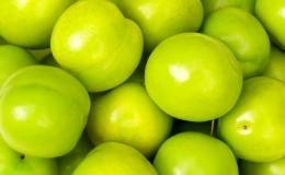 Green apples arranged on the market stand